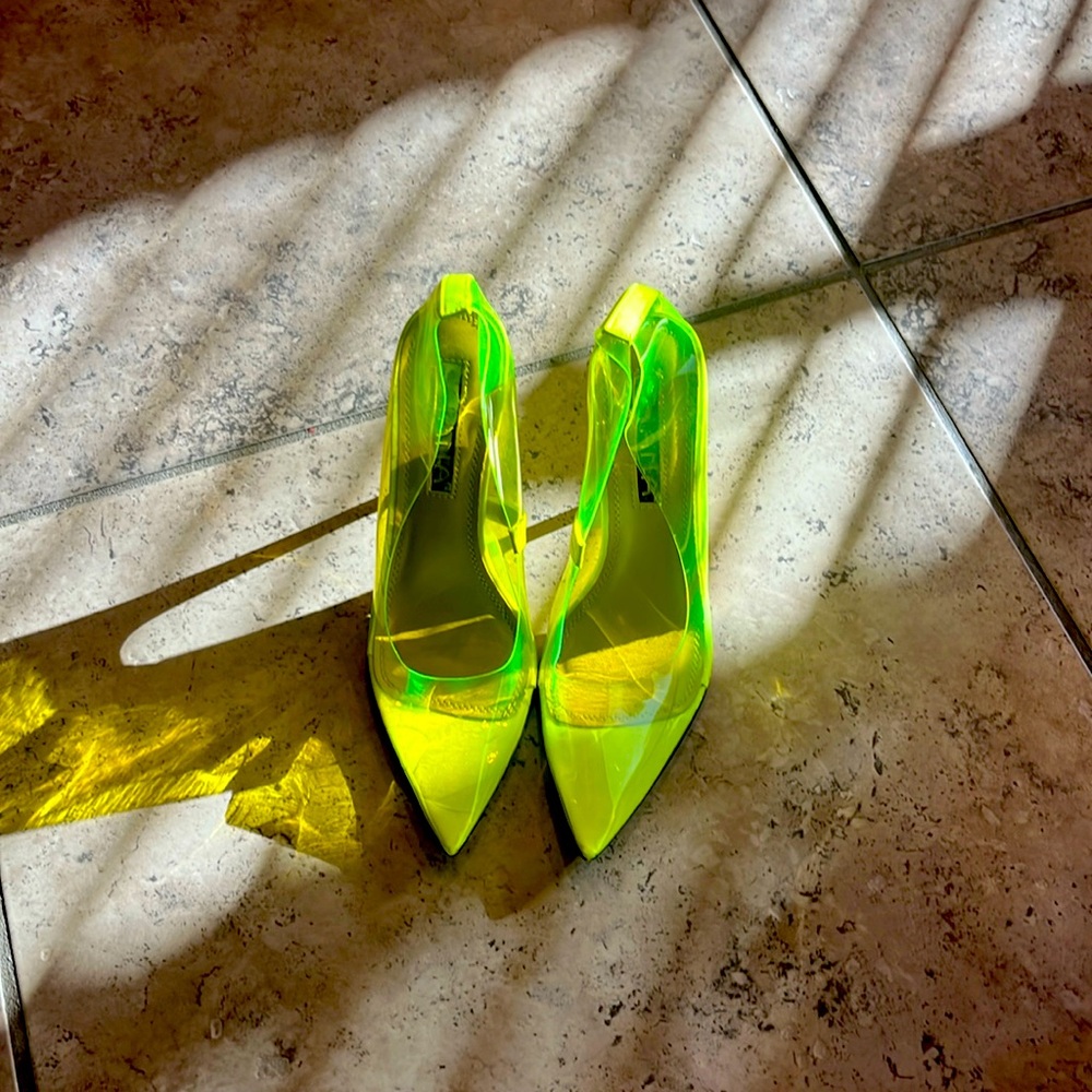 Beautiful neon green high heels by Lilliana size 8